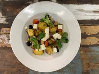 Objednať Teplý salát z pečené zeleniny a brambor s řeckým feta sýrem a olivami