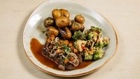 Objednať Hovězí steak z květové špičky s omáčkou z morku, brokolice s ančovičkou