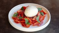 Objednať Mozzarella di bufala s rajčaty a bazalkou