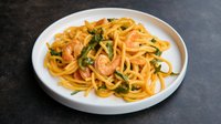 Objednať Spaghetti s krevetami, omáčkou s pečených paprik a rukolou