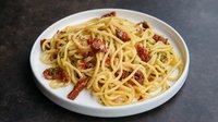 Objednať Spaghetti aglio e olio peperoncino, pancetta, sušená rajčata