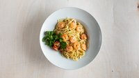 Objednať 300g Špagety s krevetami, cheddar, jalapeno, cherry rajčata, česnek