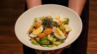 Objednať Zeleninový salát s avokádem, sušenými rajčaty, rukolou, vejcem, parmazánem