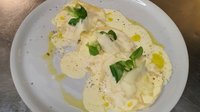 Objednať Domácí raviolli s lososem a ricottou v krémové omáčce s citronovým olejem