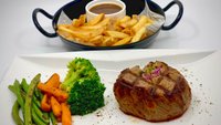 Objednať Hovädzí steak s grilovanou zeleninou, hranolkami a omáčkou podľa vlast.výberu