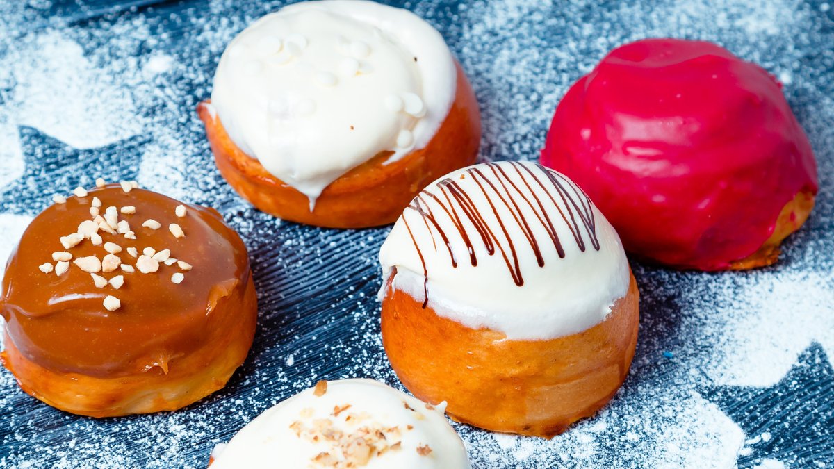 Синнабоны с вишней. Пончики Бенье. Польские пончики paczki. Пончики польские Десерты. Бенье Десерты.