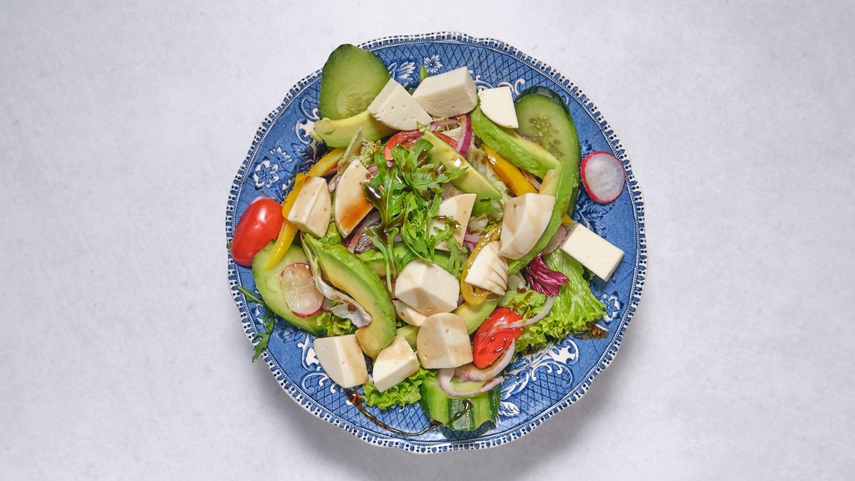 vegan Avocado Buffalo Salat