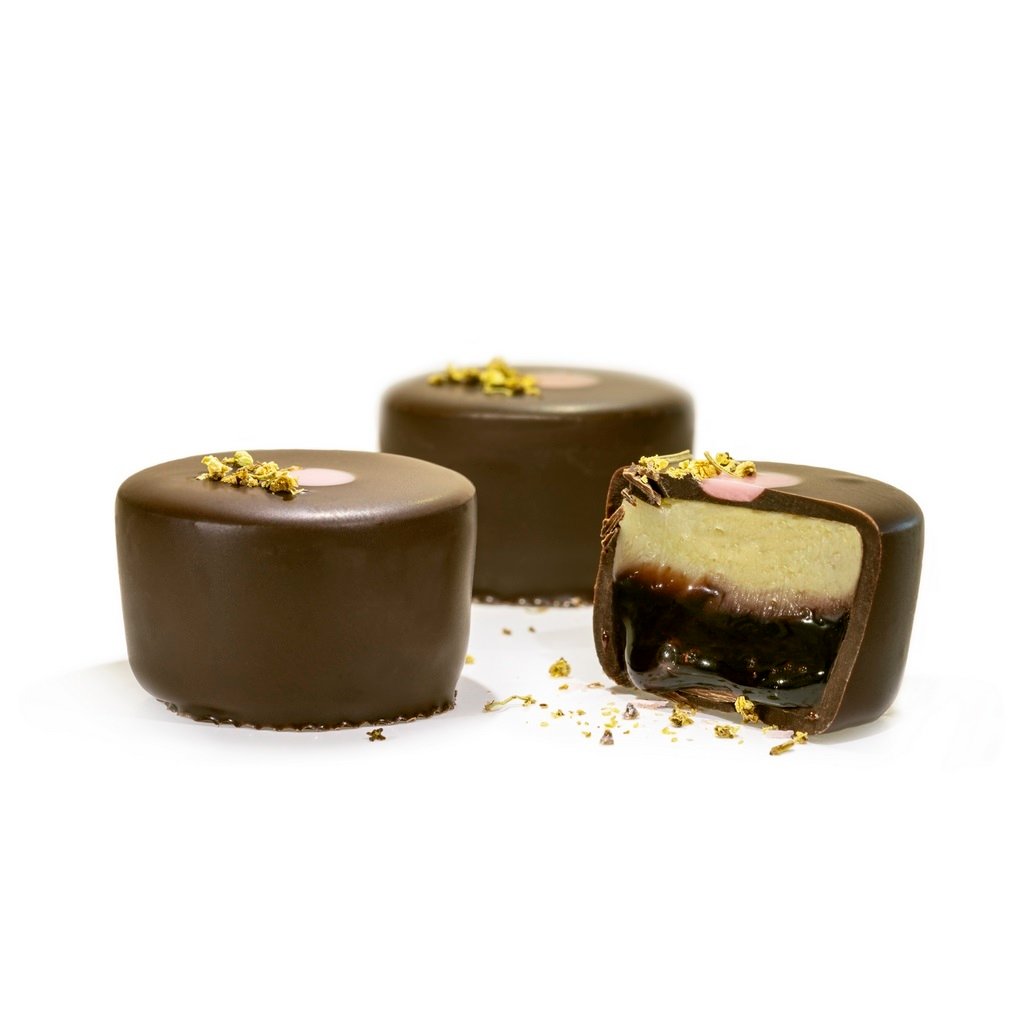 6c809104-25df-11ef-abf2-36d99364048a_pralinka_bezinky_ovoce_horka_cokolada_pralinkovyclub.jpg?w=1920