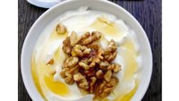 Objednať Farmářský jogurt s vlašskými ořechy a medem
