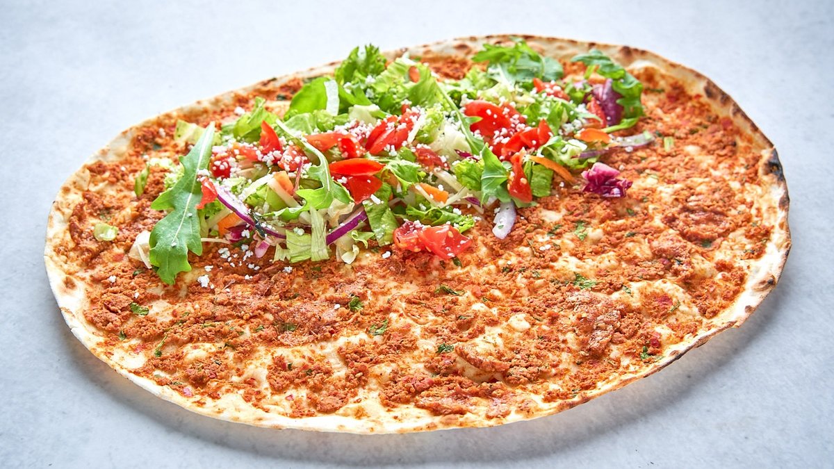 Lahmacun Türkische Pizza mit Salat