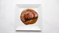 Objednať Vepřová panenka obalená v anglické slanině s pepřovou omáčkou
