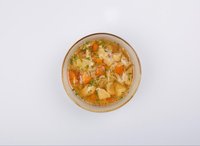 Objednať Domáca babičkina kuracia polievka s kúskami kuracieho mäsa, zeleninou a rezancami