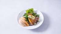 Objednať Zeleninový salát s grilovaným filé z lososa a bagetkou