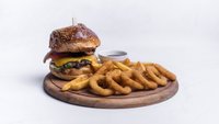 Objednať "Astra" burger, viedenská cibuľka, cheddar, slanina, BBQ, steakové hranolky