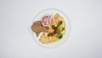 Objednať Omeleta s cibuľkou, šunkou a syrom emental, domácí chileb