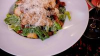Objednať Caesar salát s kuřecím masem, pancettou, majonézou, krutóny a parmazánem