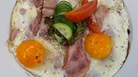Objednať Ham & eggs, alebo bacon & eggs, zeleninová dekorácia