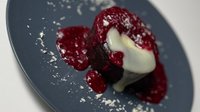 Objednať Lava Cake s bielou čokoládou a horúcim malinovým pyré 😍