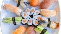 Objednať S19. 8 ks maki losos, 10 ks nigiri (losos, tunak, krevety, avokado, uhor)