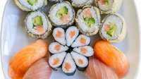 Objednať S20. 8 ks maki losos, 8 ks futo tempura, 2 nigiri losos, 2 nigiri tunak