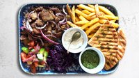 Objednať Gyros talíř s tzatziky, řeckým salátem a hranolky
