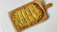 Objednať Pinsa quattro formaggi s mozzarellou, nivou a uzeným sýrem (32 x 20cm)