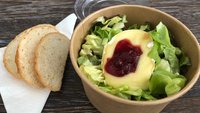 Objednať Obědový salát s hermelínem a brusinkami