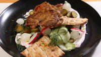 Hozzáadás a kosárhoz Vaslapon sült csirkecomb filé, rozmaringos steak burgonyával, rukkola salátával