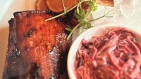 Hozzáadás a kosárhoz BBQ oldalas fűszeres sült héjas burgonyával amerikai lilakáposzta salátával