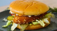 Hozzáadás a kosárhoz Csirke crispy – sajtos smashburger hasábburgonyával