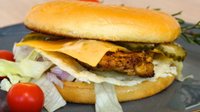 Hozzáadás a kosárhoz Grillezett csirke – sajtos smashburger hasábburgonyával