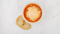 Objednať Toskánska paradajková polievka s parmezánom a domácim chlebom