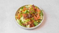 Objednať Míchaný zeleninový salát s pečeným lososem a hořčičnou zálivkou