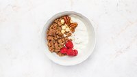 Objednať Biely jogurt s granolou a čerstvým ovocím