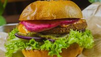 Objednať Pink King burger (možnosť bezlepkovej verzie)
