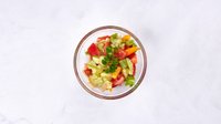 Objednať Zeleninový šalát s kyslou smotanou, strúhaným syrom a bagetkou