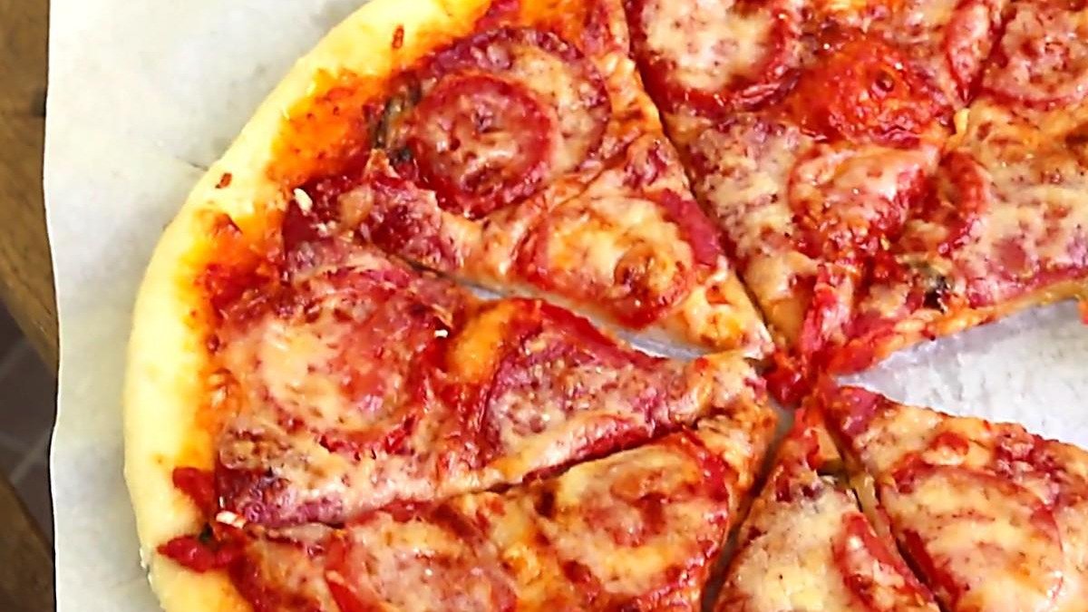пицца в духовке с колбасой и сыром и помидорами домашняя на дрожжевом тесте фото 81