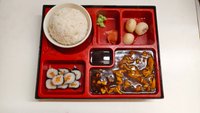 Objednať B6. Kuřecí "Jing-jiang", losos maki, rýže, ovoce