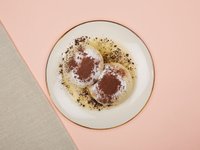 Objednať Parené Bavorské buchty plnené slivkovým lekvárom s maslom posypané kakaom a cukrom