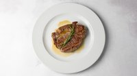 Objednať Sous vide steak z krkovičky na barevném pepři s demi glace