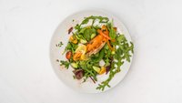 Objednať Zeleninový šalát s lososom a parmezánom