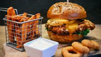 Objednať Burger s chrumkavým kuracím mäsom a farmárskými hranolkami