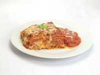 Objednať Boloňské lasagne s bešamelem a rajčatovou omáčkou