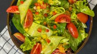 Hozzáadás a kosárhoz Zöldsaláta primőrökkel (római saláta,lolorosso,uborka,koktélparadicsom,répa,kali