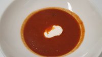Objednať Tomatová polévka s bazalkou a zakysanou smetanou