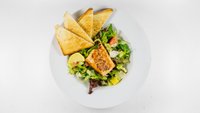 Objednať Zeleninový salát s grilovanými kousky lososa
