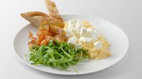 Objednať Míchaná vajíčka s feta sýrem, rajčaty a bagetkou