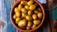 Objednať Marinované olivy na česneku a bylinkách