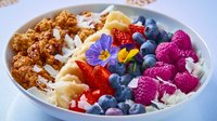 Objednať Domácí granola s jogurtem a čerstvým ovocem
