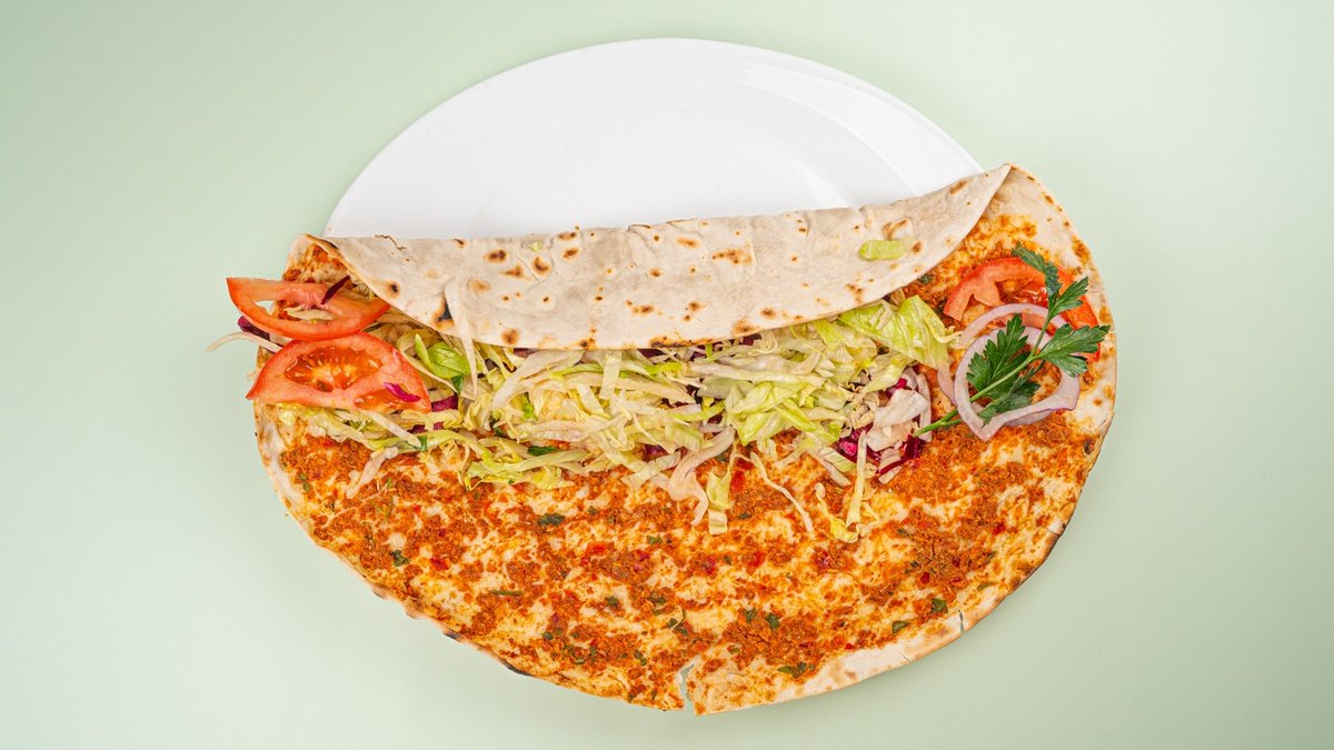 Türkische Pizza mit Salat